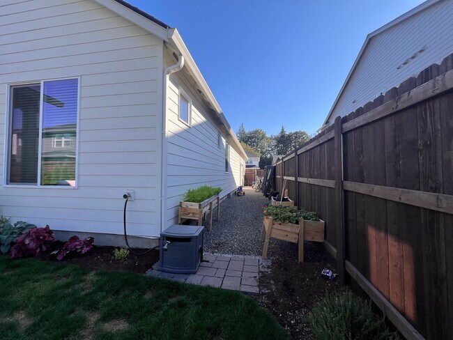 Building Photo - 842 SE 37th St