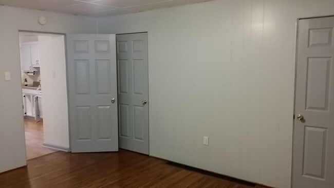 Building Photo - 11 N Wade Ave