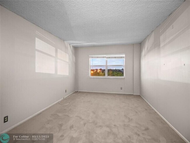 Building Photo - 2555 NE 11th St