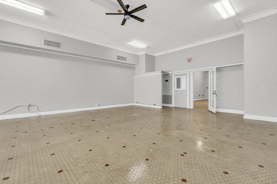 Building Photo - 423 Main St