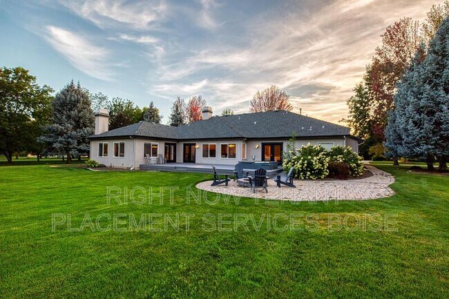 Building Photo - 1646 N Chaucer Way