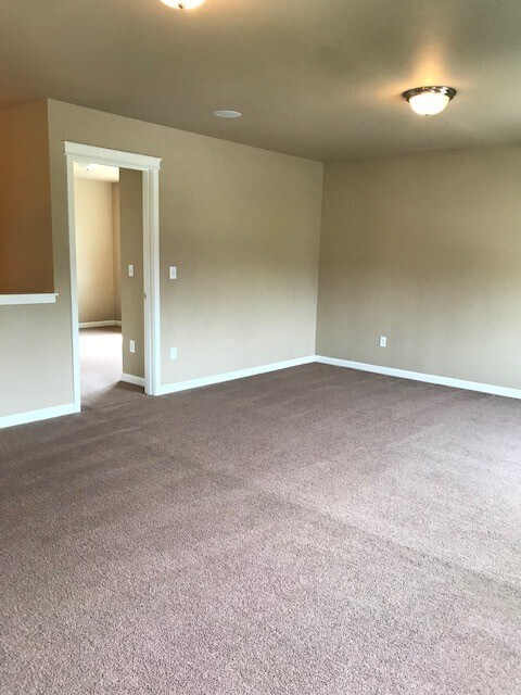 Building Photo - Beautiful Spacious 4BD/2.5BA Home