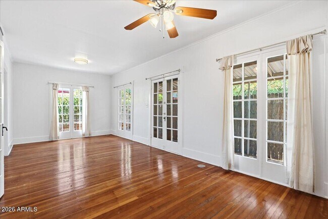 Building Photo - 930 E Coronado Rd