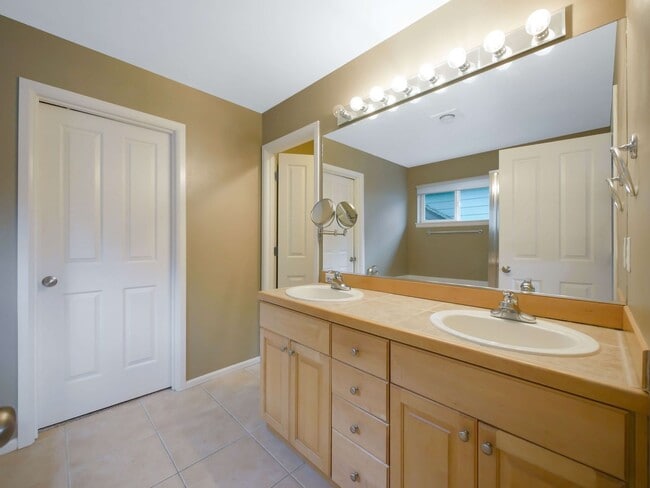 Building Photo - 3 Bed and 2.5 Bath Stunning Single-family ...
