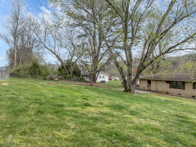 Building Photo - 8848 W Simpson Rd