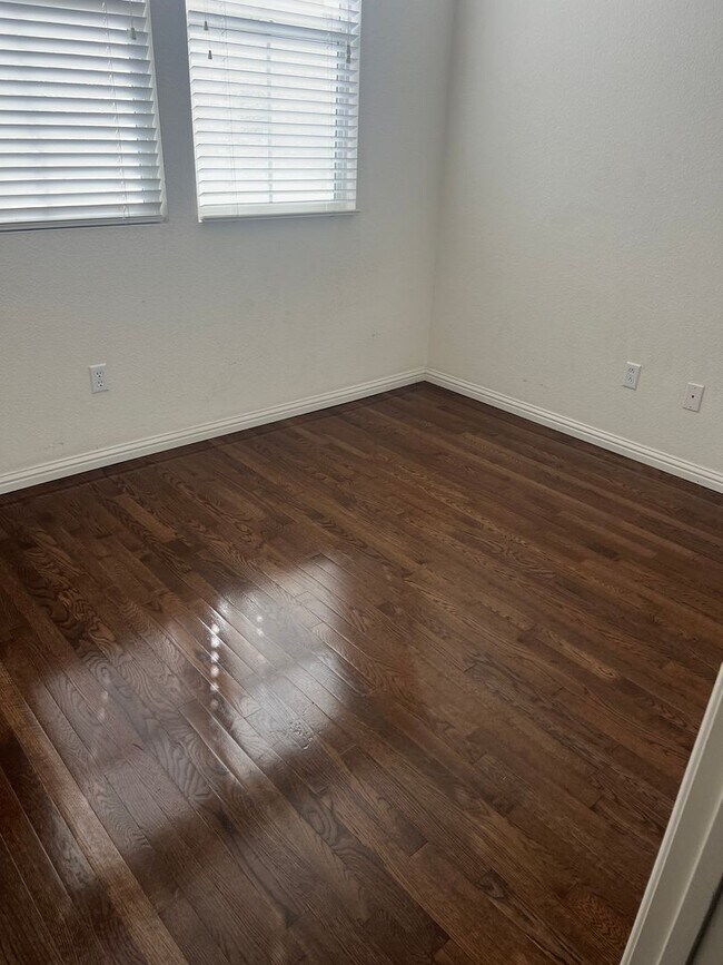 Building Photo - West Ventura Condo with a three car garage!