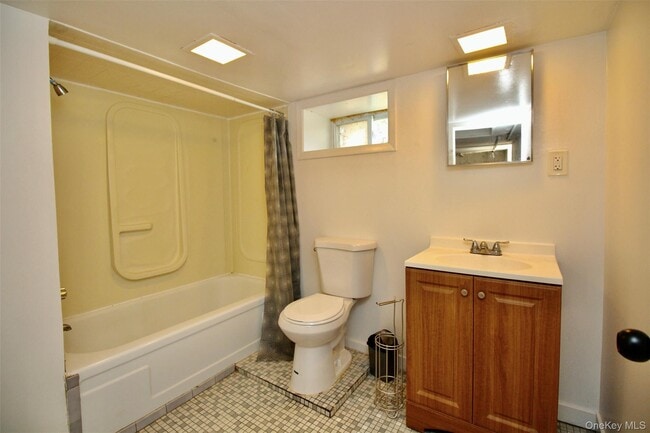 Building Photo - 4 School House Ln