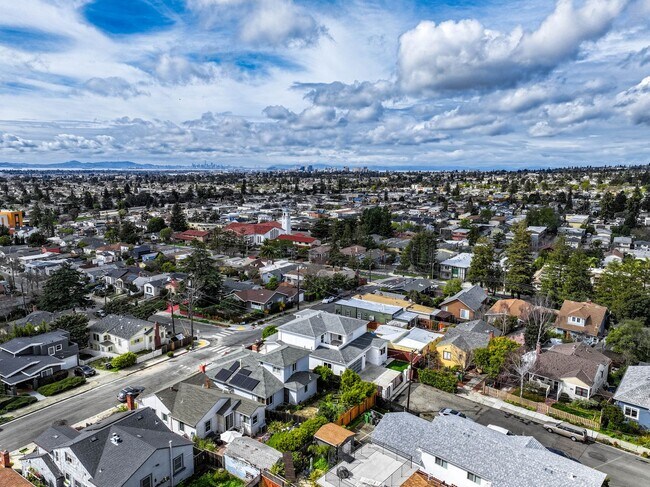 Building Photo - Stunning 4/3 in the Oakland Hills