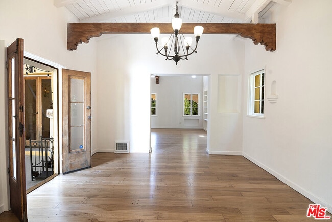 Building Photo - 731 San Vicente Blvd