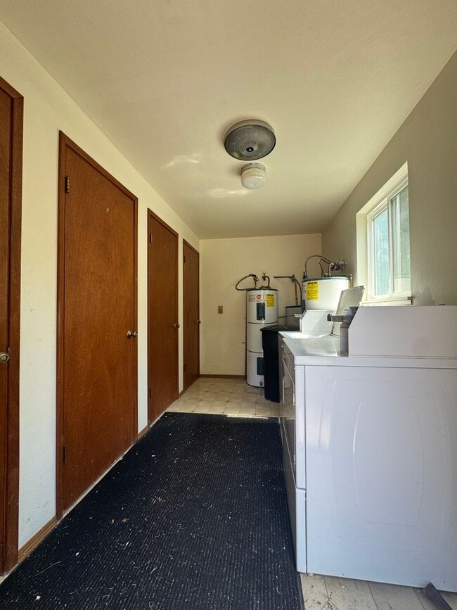 Building Photo - 1604 N Brook Ct