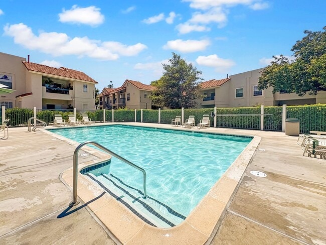 Building Photo - Beautifully updated 2 bed/2bath in the Sum...