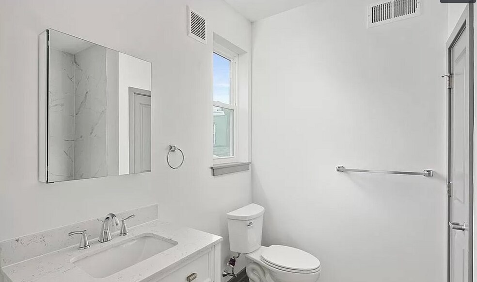 Building Photo - 2646 Janney St