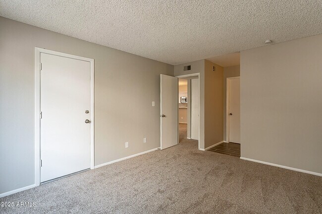 Building Photo - 11026 N 28th Dr