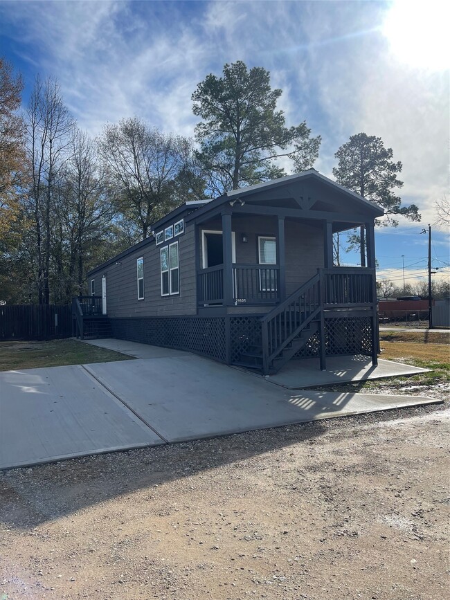 Building Photo - 21513 W Hammond Dr