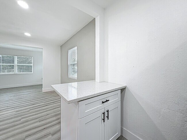 Building Photo - 303 W Valencia St