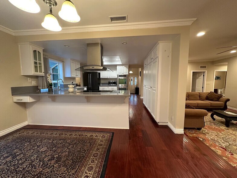 Building Photo - 11 Deerwood E