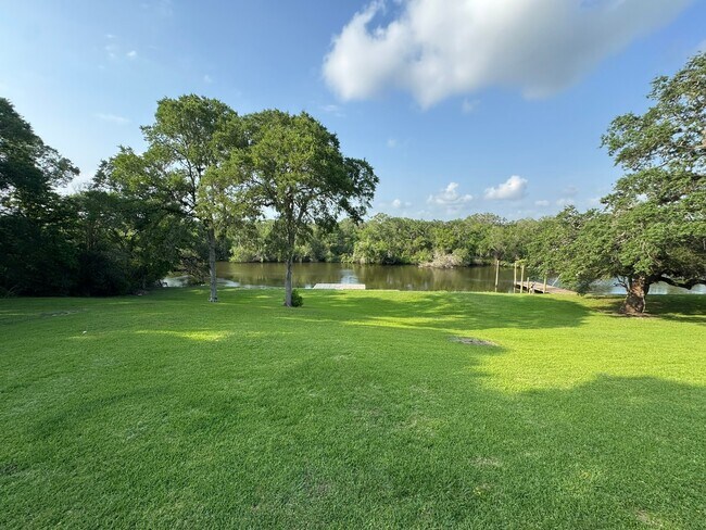 Building Photo - 772 Riverside Dr