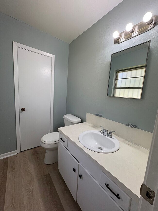 Building Photo - Gorgeous 4 bedroom/1.5 bath house with Cen...