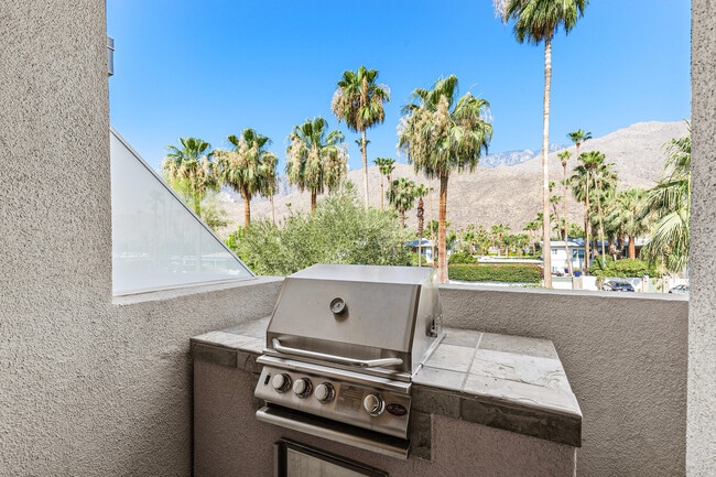 Building Photo - 780 E Palm Canyon Dr