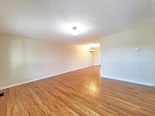 Building Photo - 807A Edgemont Terrace SW