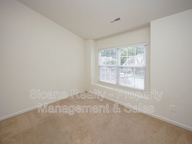 Building Photo - 572 Truman Dr