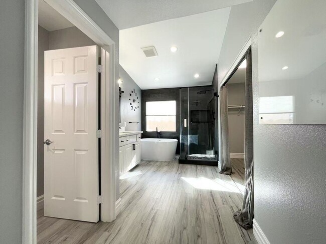 Building Photo - Welcome to a stunning 4-bedroom, 3-bath Home