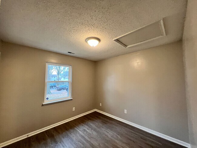 Building Photo - Four bedroom home in Norfolk - Beautiful Backyard