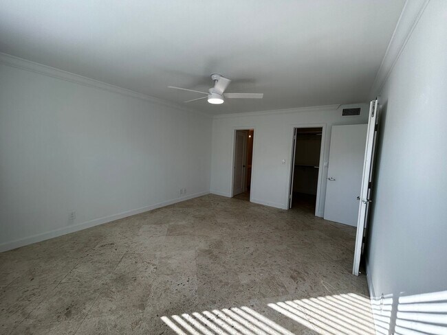Building Photo - Large 1 Bedroom 1.5 Bath Condo - Steps from Fort Lauderdale Beach!