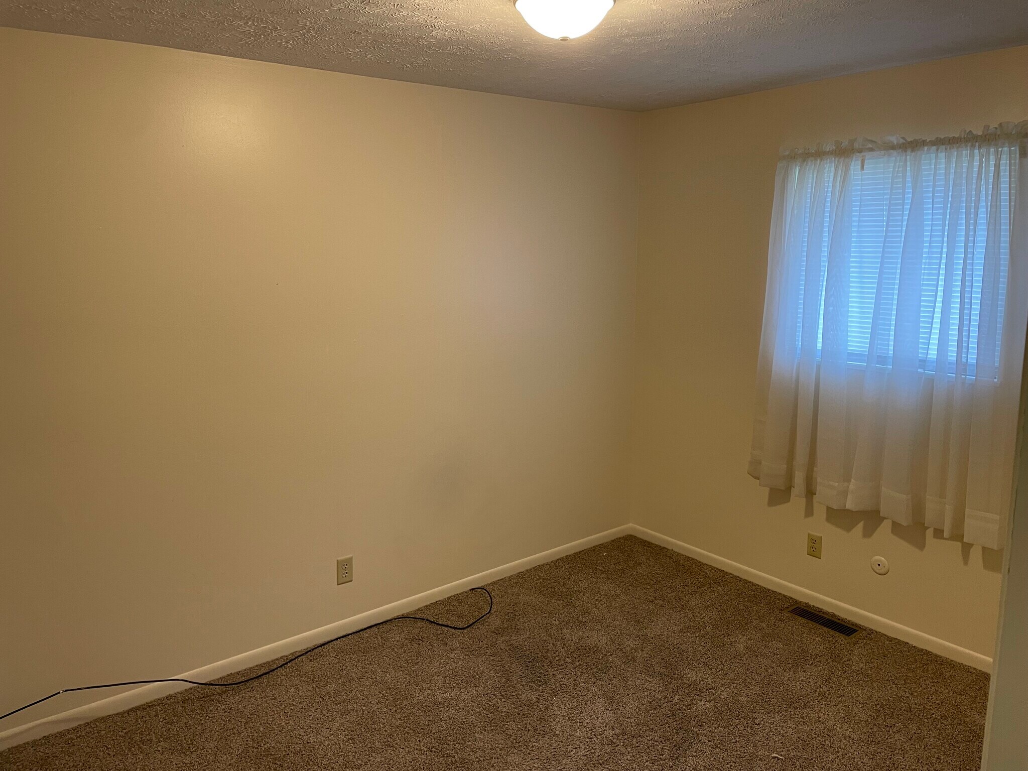 Building Photo - 204 E 9th St