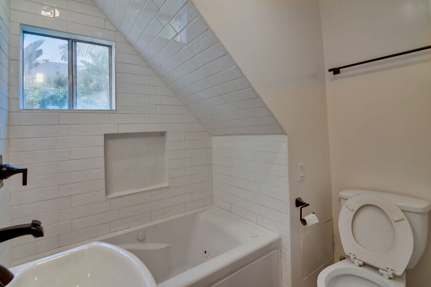 Building Photo - 641 N Martel Ave