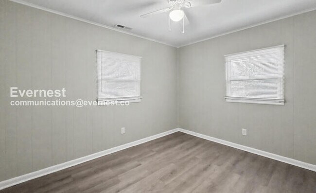 Building Photo - 2 Bed, 1 Bath Home with Fenced Yard / Available Now!