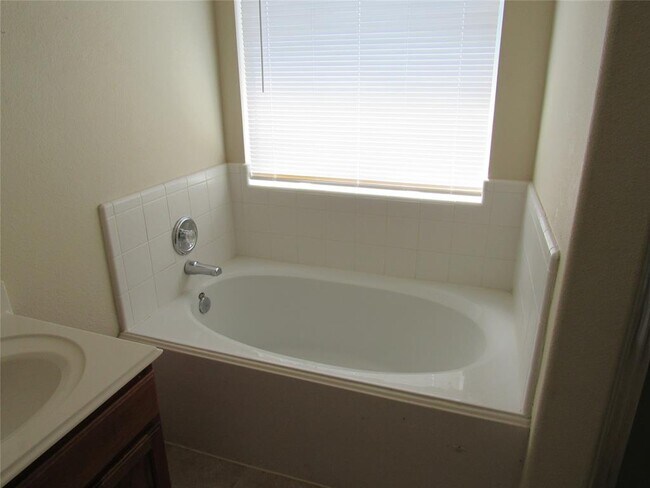Building Photo - 6338 Applewood Forest Dr