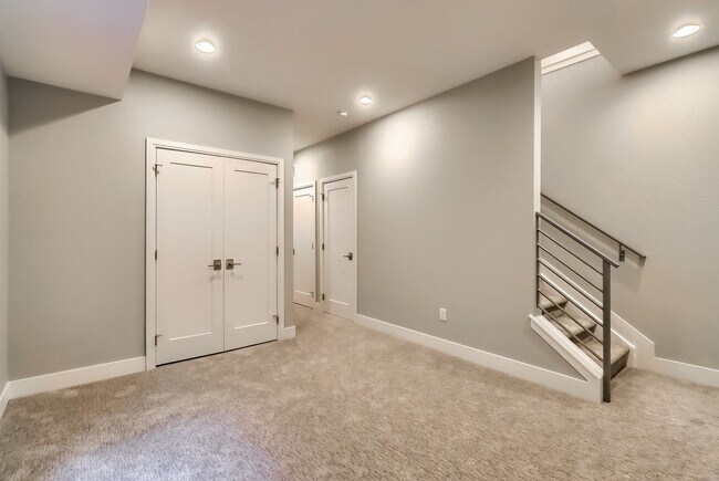 Building Photo - 3 bedroom Townhome + 2 Large Flex Spaces &...