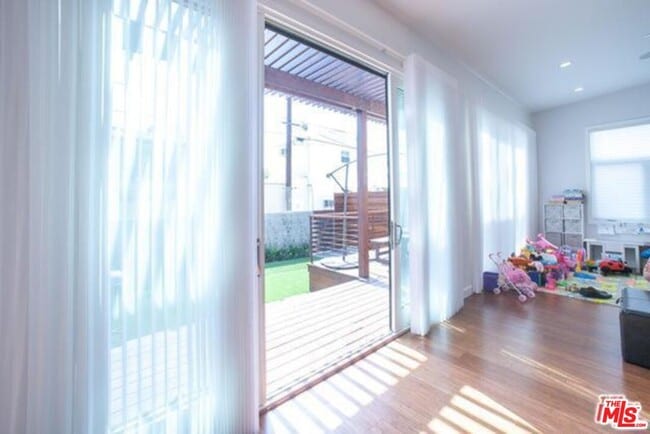 Building Photo - 248 S La Peer Dr