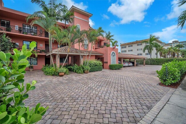 Building Photo - 250 E Royal Palm Rd