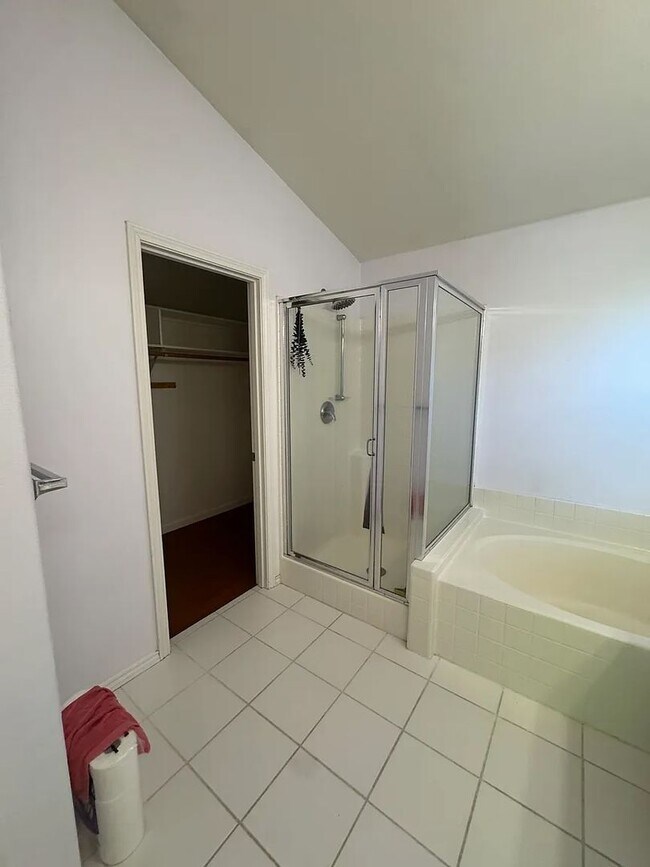 Building Photo - Hillsboro Living at Its Best 3bed/ 2.5 Bat...