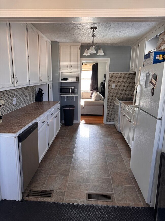 Building Photo - 2 Bedroom with Possible 3rd || 1 Bathroom - Single Family Home