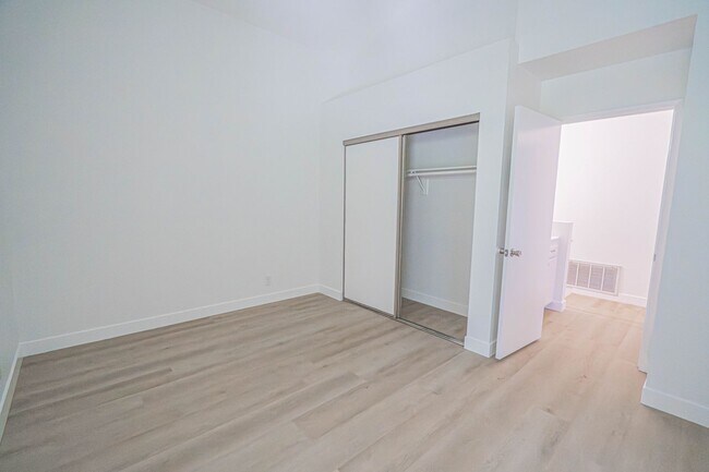 Building Photo - 2-Bedroom Townhouse with Community Pool & ...