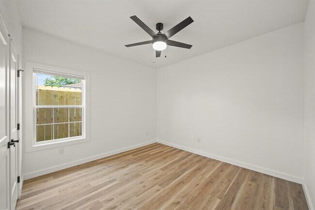 Building Photo - 6206 Lyndhurst Dr