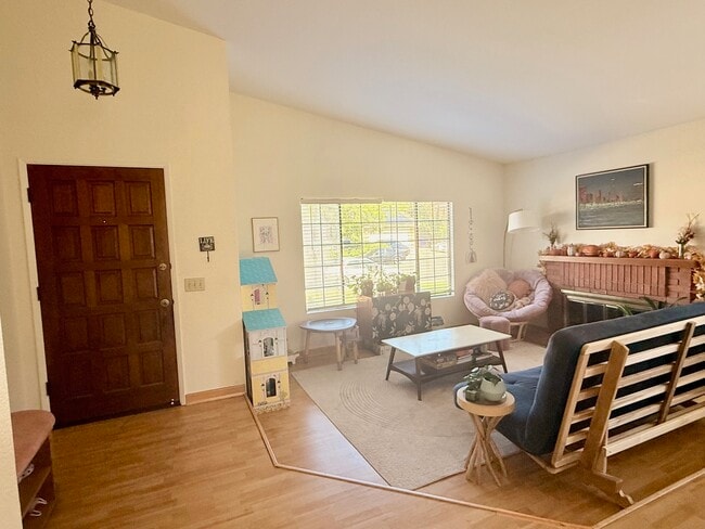 Building Photo - 13940 Barrymore St