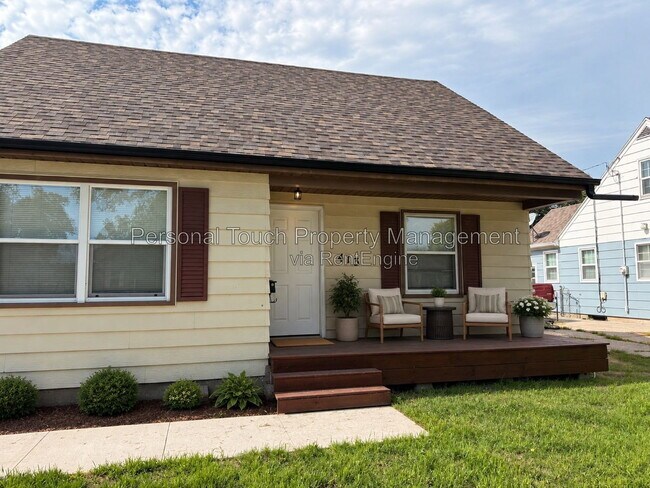 Building Photo - 413 22nd St S