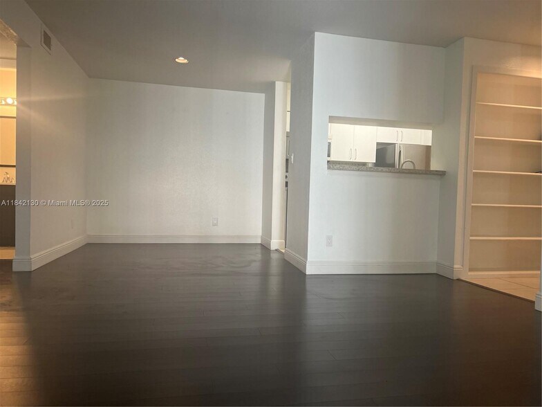 Building Photo - 949 Riverside Dr