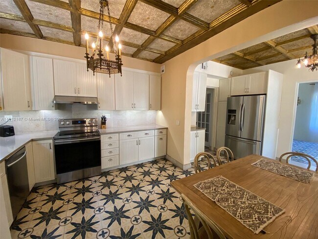 Building Photo - 327 Menores Ave