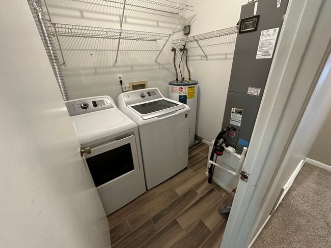 Building Photo - 2 bedroom 2 bath condo w/ balcony & garage...