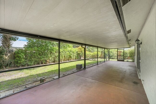 Building Photo - 1800 Primrose Ln