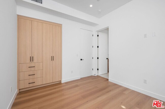 Building Photo - 726 Robinson St