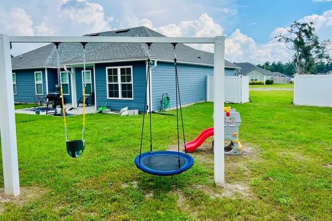 Building Photo - Modern 4-Bedroom Home with Open Layout, Sp...