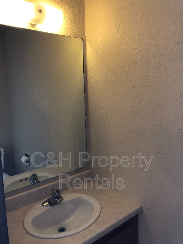 Building Photo - 622 Oakmont Rd