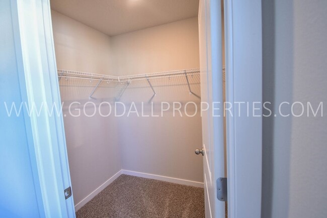 Building Photo - 3 Bedroom 2.5 Bath Townhome in Waukee