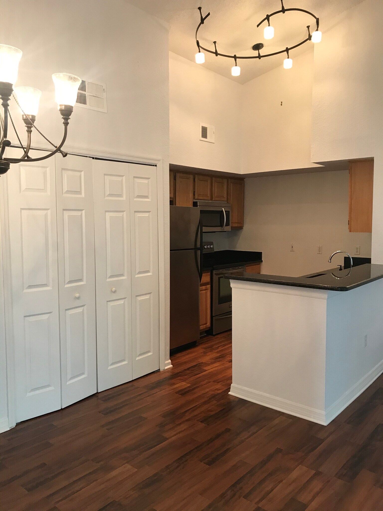 Building Photo - 8301 Elm Park Dr